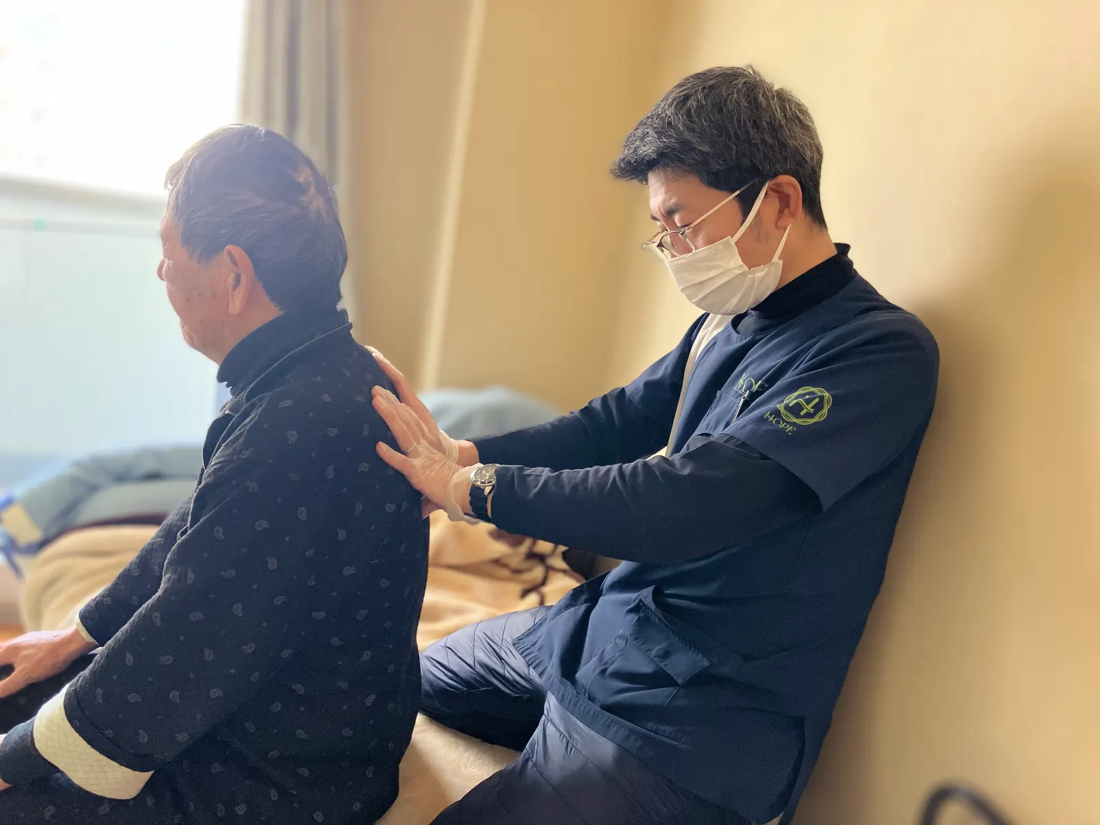 療法士による施術の様子